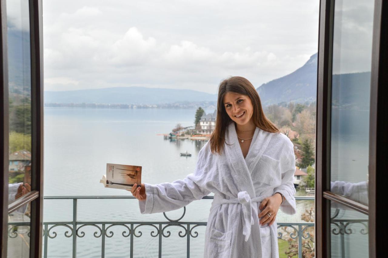 فندق لو بالاس دو مونتو منتون - سانت - برنارد المظهر الخارجي الصورة A woman wearing a bathrobe