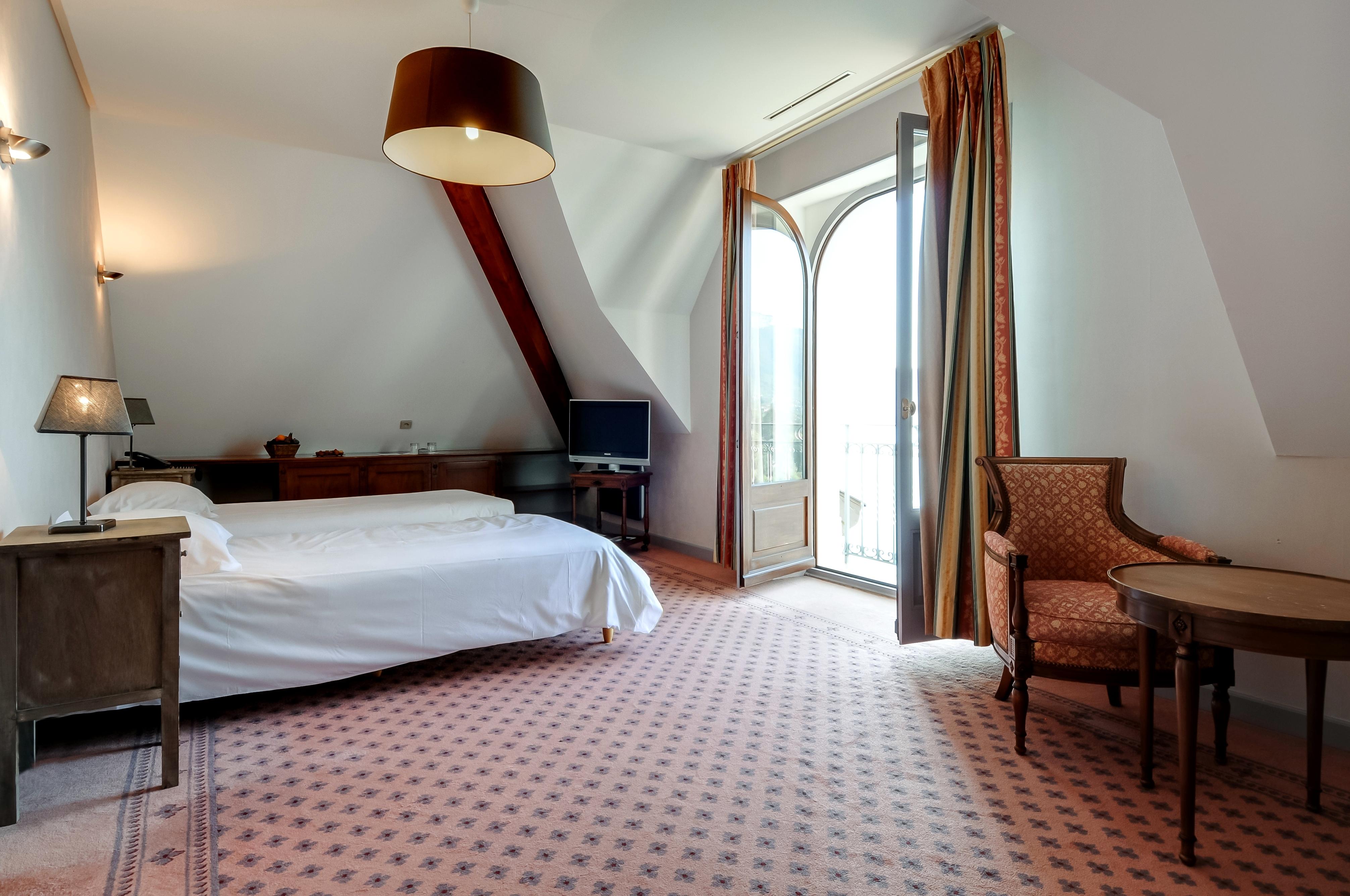 فندق لو بالاس دو مونتو منتون - سانت - برنارد المظهر الخارجي الصورة A room at the hotel