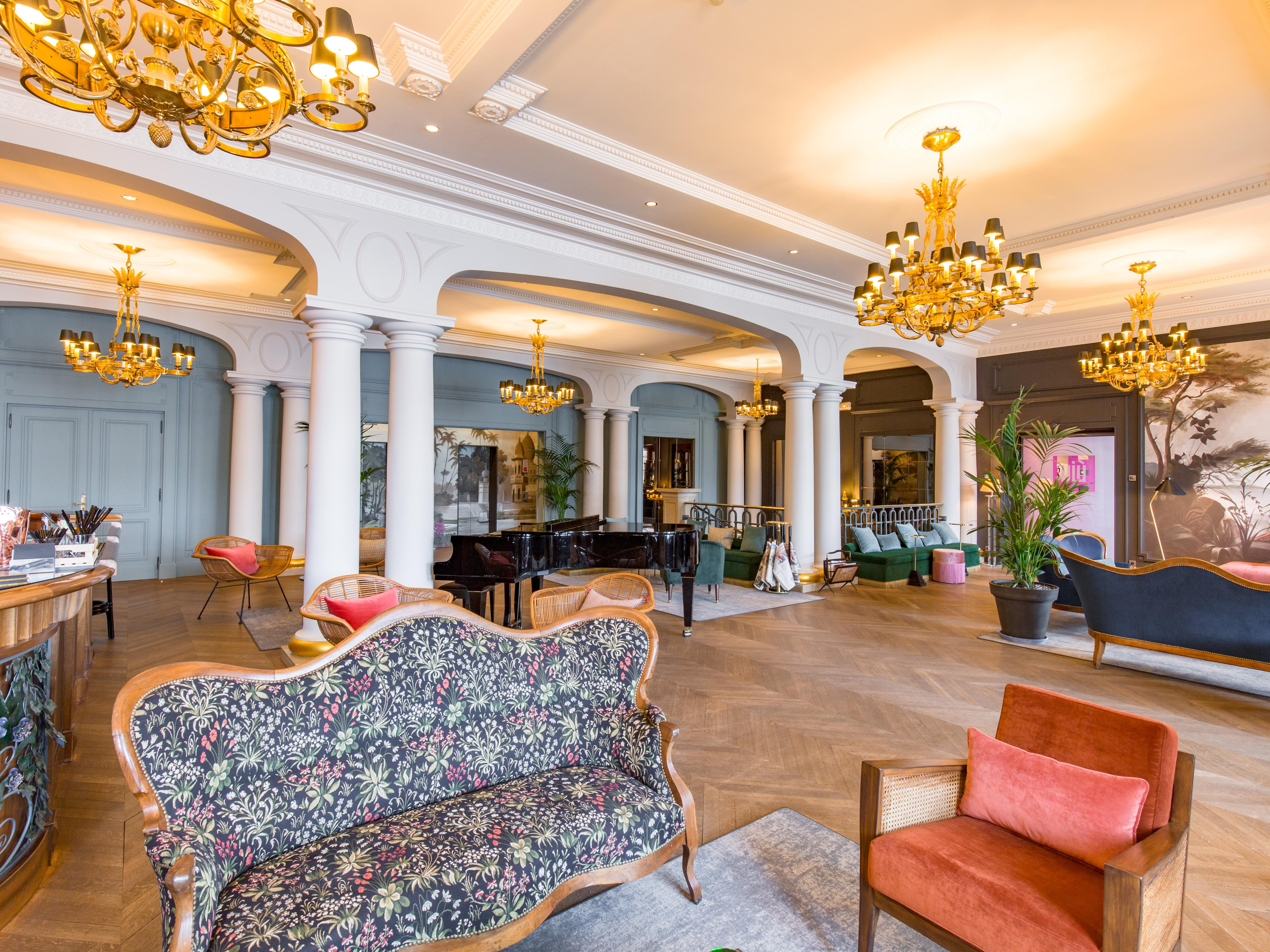 فندق لو بالاس دو مونتو منتون - سانت - برنارد المظهر الخارجي الصورة The lobby of the hotel