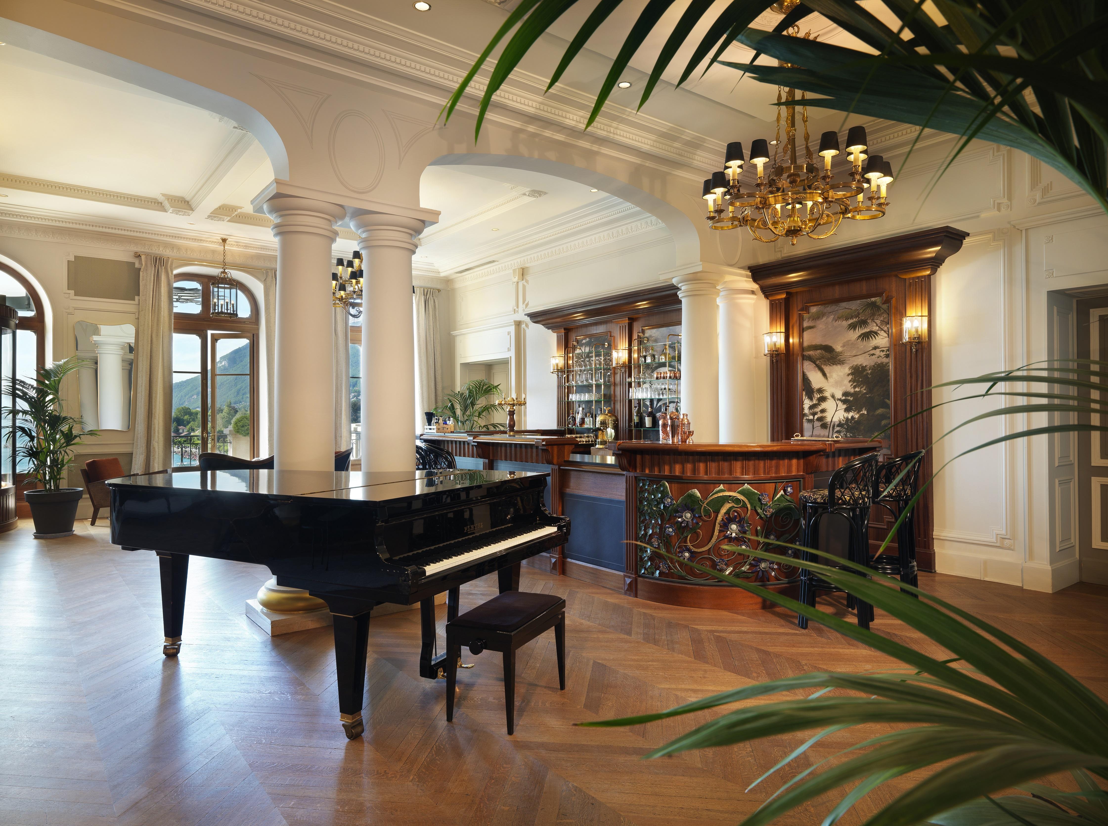 فندق لو بالاس دو مونتو منتون - سانت - برنارد المظهر الخارجي الصورة The lobby of the hotel