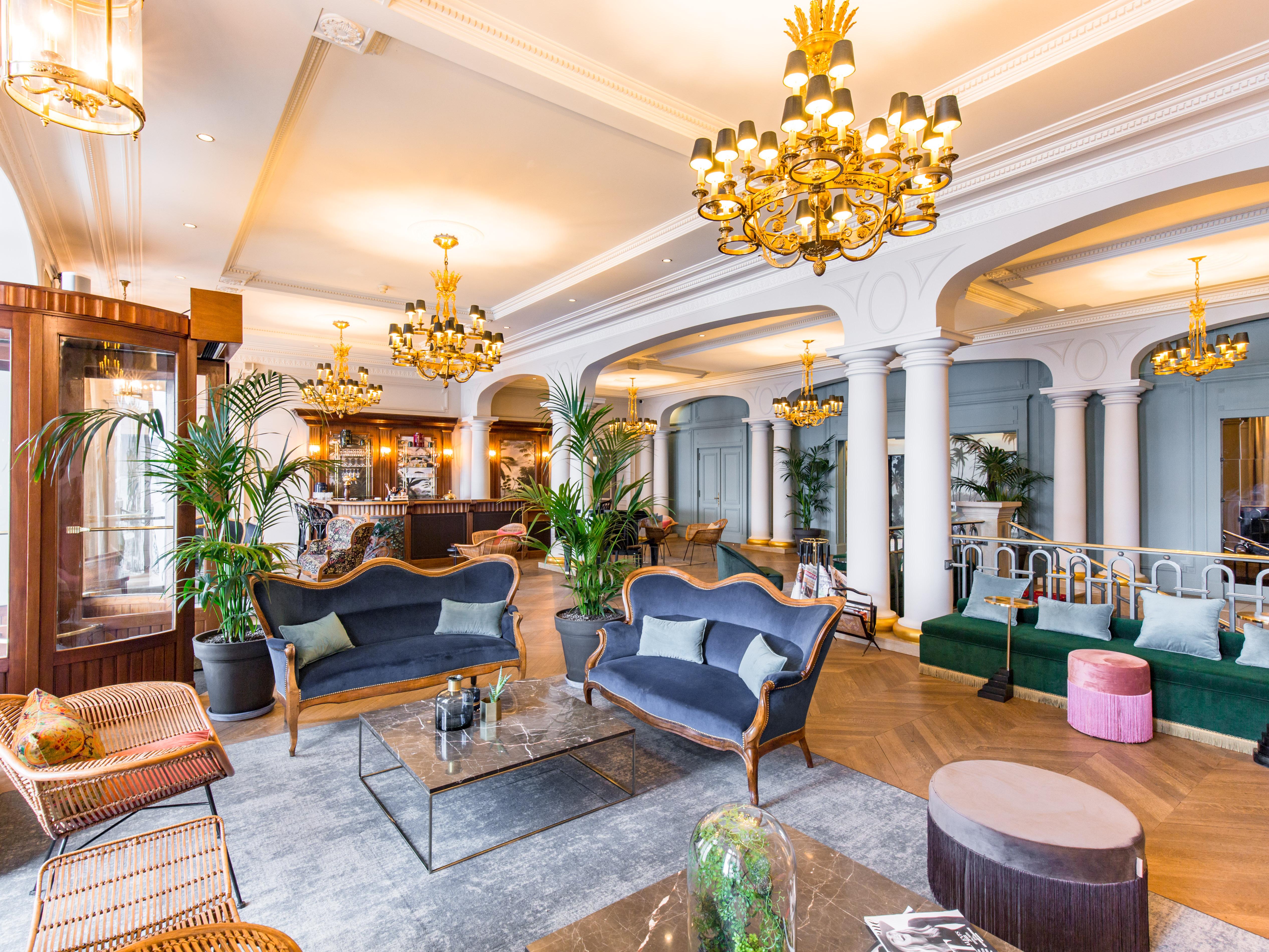 فندق لو بالاس دو مونتو منتون - سانت - برنارد المظهر الخارجي الصورة The lobby of the hotel