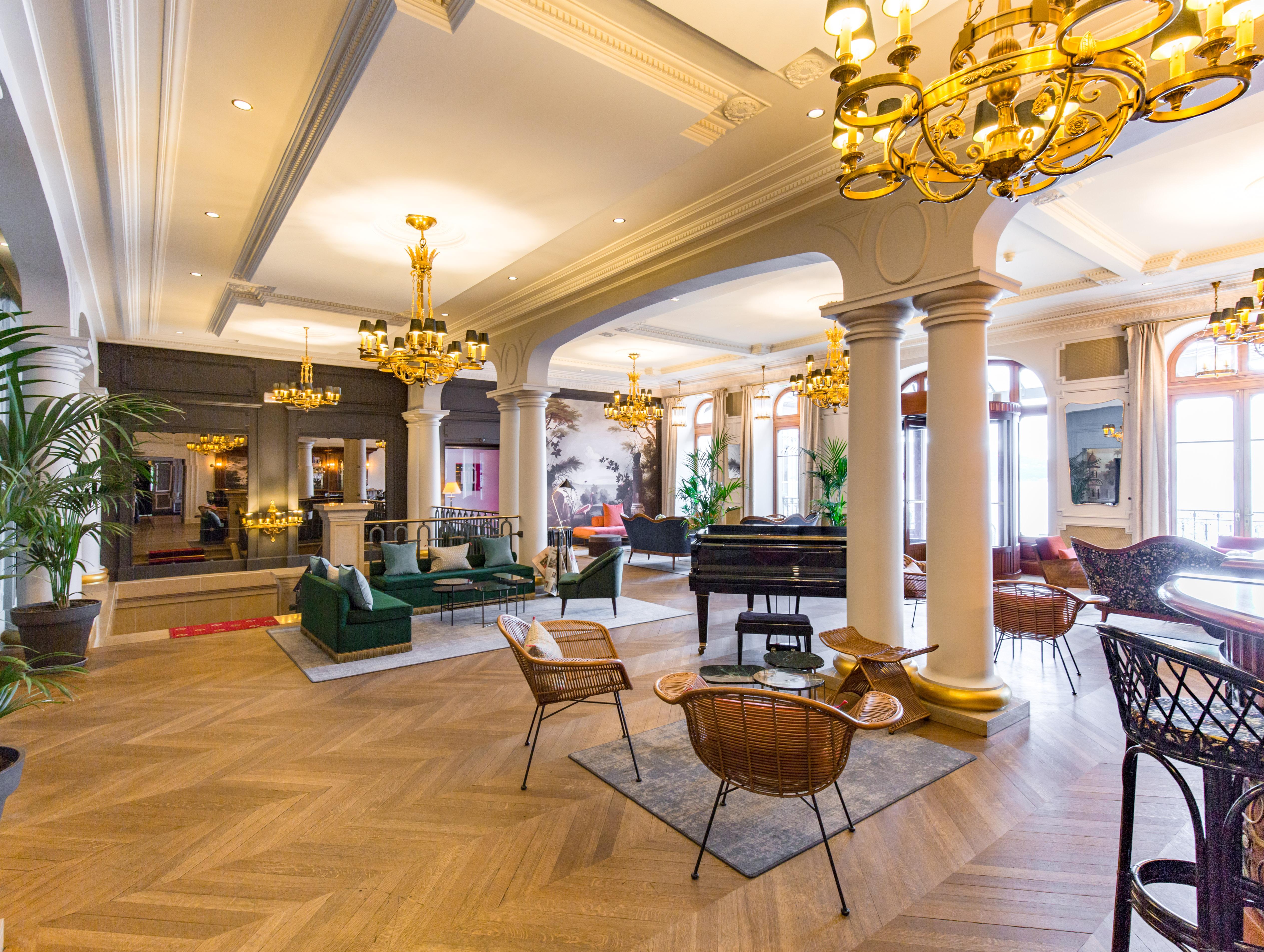 فندق لو بالاس دو مونتو منتون - سانت - برنارد المظهر الخارجي الصورة The lobby of the hotel