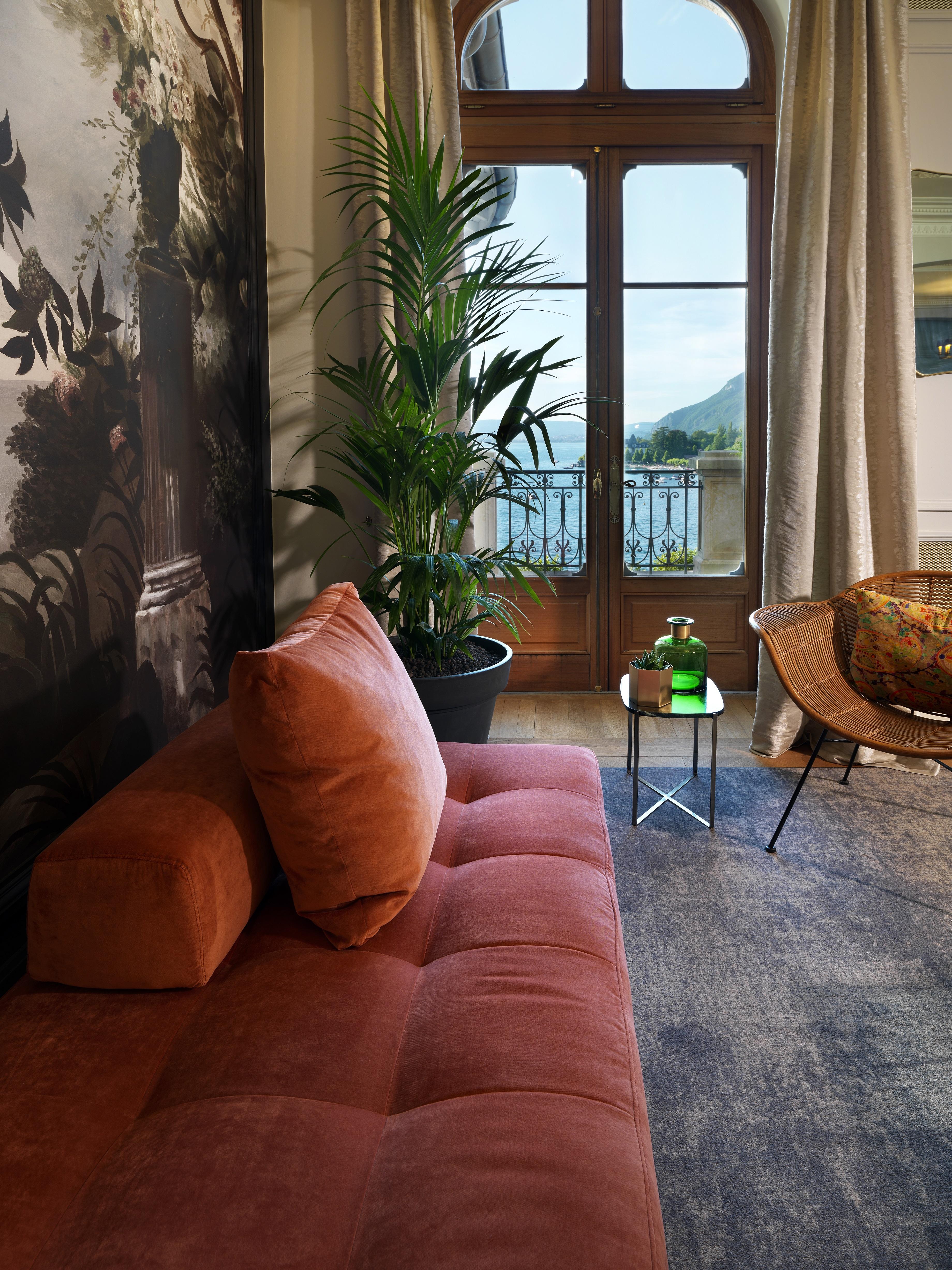 فندق لو بالاس دو مونتو منتون - سانت - برنارد المظهر الخارجي الصورة A living room with a view of the sea