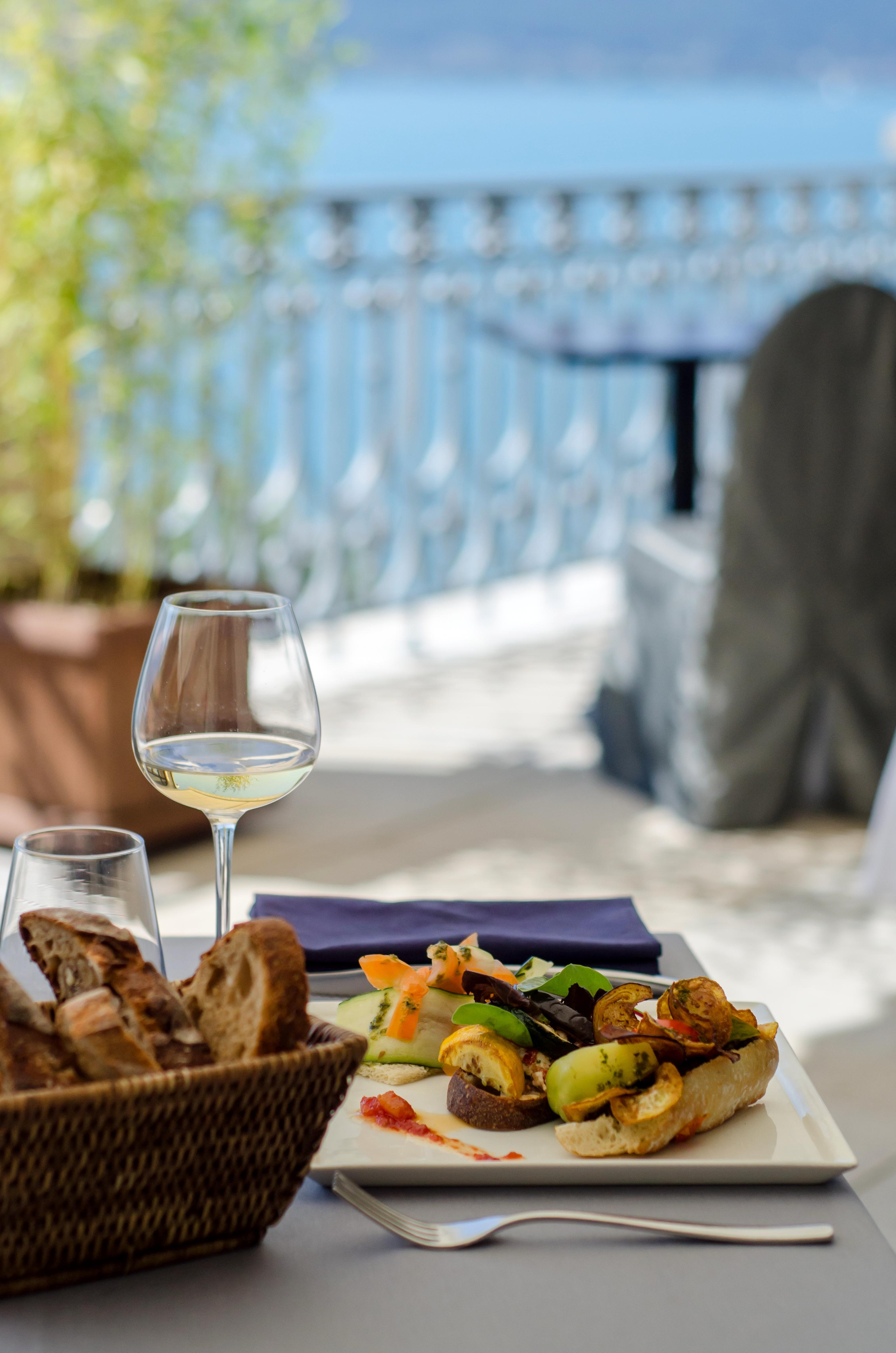 فندق لو بالاس دو مونتو منتون - سانت - برنارد المظهر الخارجي الصورة A glass of white wine