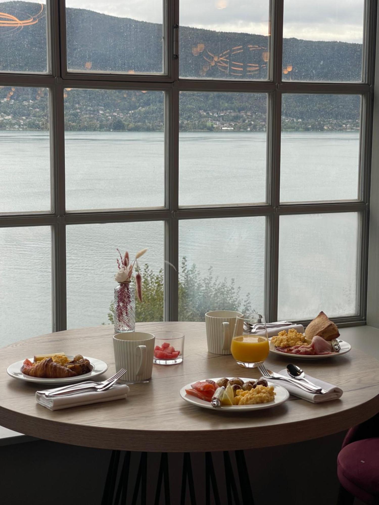 فندق لو بالاس دو مونتو منتون - سانت - برنارد المظهر الخارجي الصورة A breakfast table