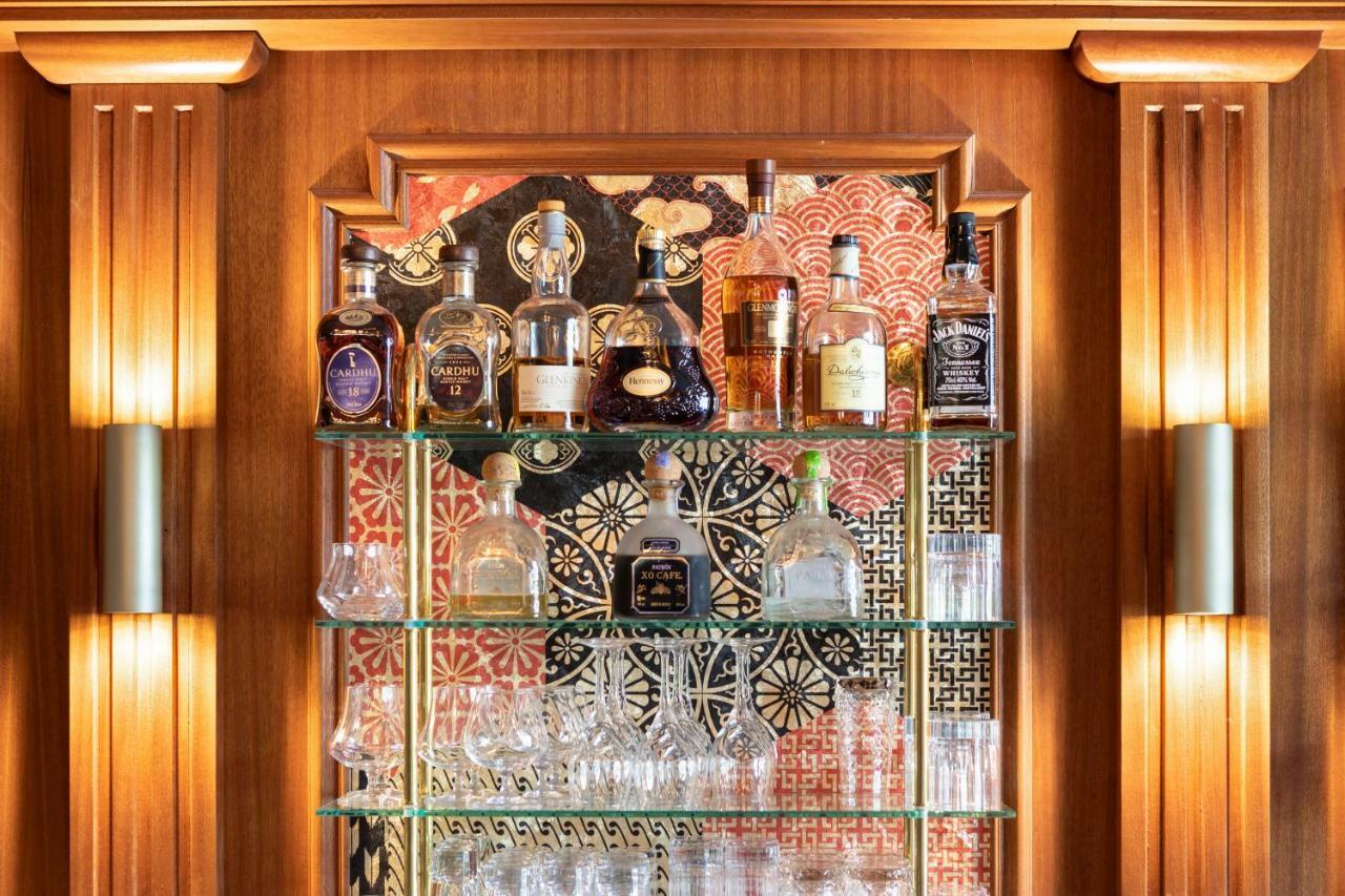 فندق لو بالاس دو مونتو منتون - سانت - برنارد المظهر الخارجي الصورة A bar in a hotel